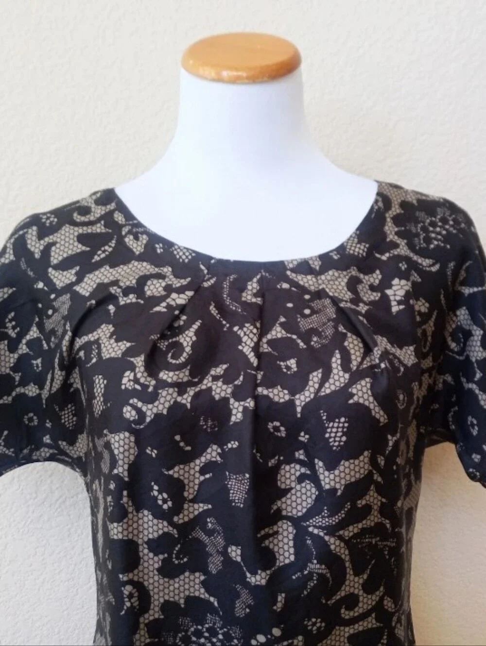 Banana Republic black and beige printed lace silk subtle puff sleeve blouse
